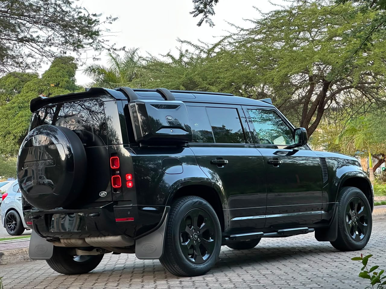 LAND ROVER DEFENDER 110 thumbnail 3
